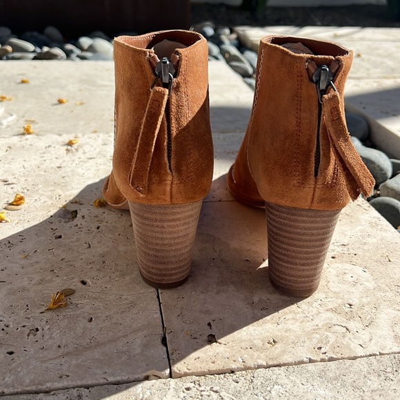 NIB Clark’s tan suede open-toe, zip-up booties - Picture 2 of 7